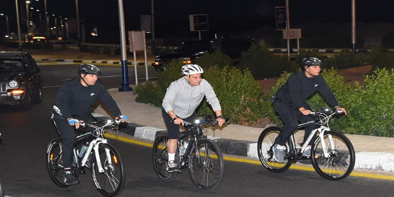 مصر: عبد الفتاح السيسي يتجول على دراجة هوائية في شرم الشيخ